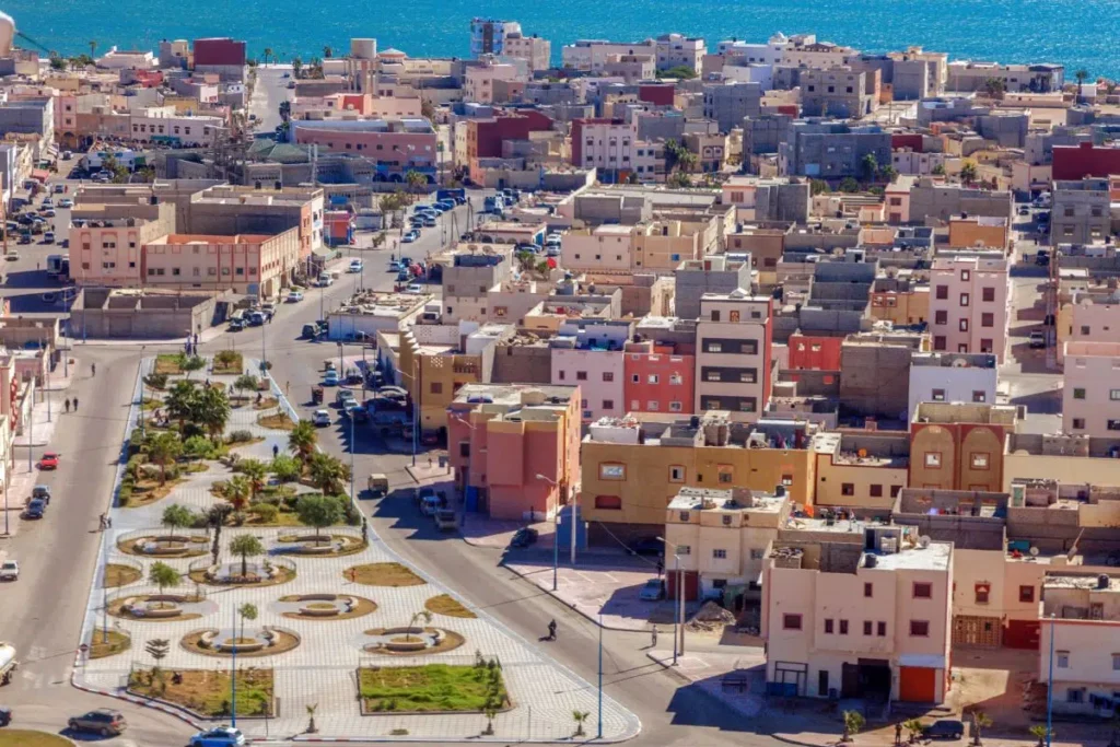 Vue panoramique du centre-ville de Dakhla, avec ses rues, ses bâtiments et l’océan.