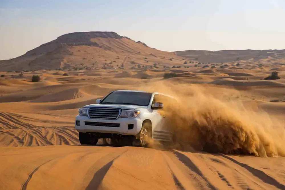 Location 4x4 à Dakhla : 4x4 blanc dans le désert